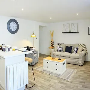 The Hideaway @ Empire 39: Town Centre Retreat Near Train Station Scarborough
